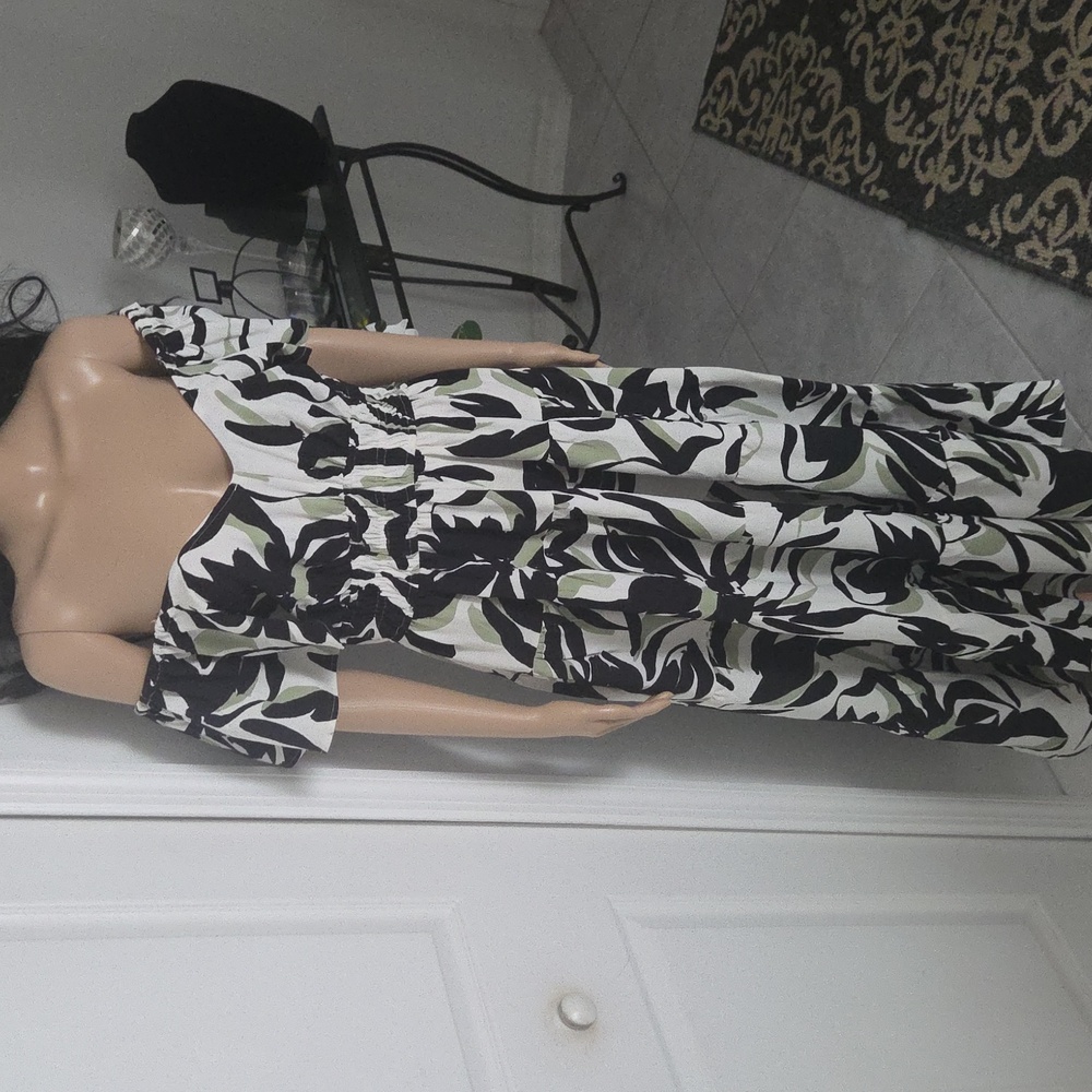 Beautiful Flowy off the shoulder Maxi Dress M NWOT